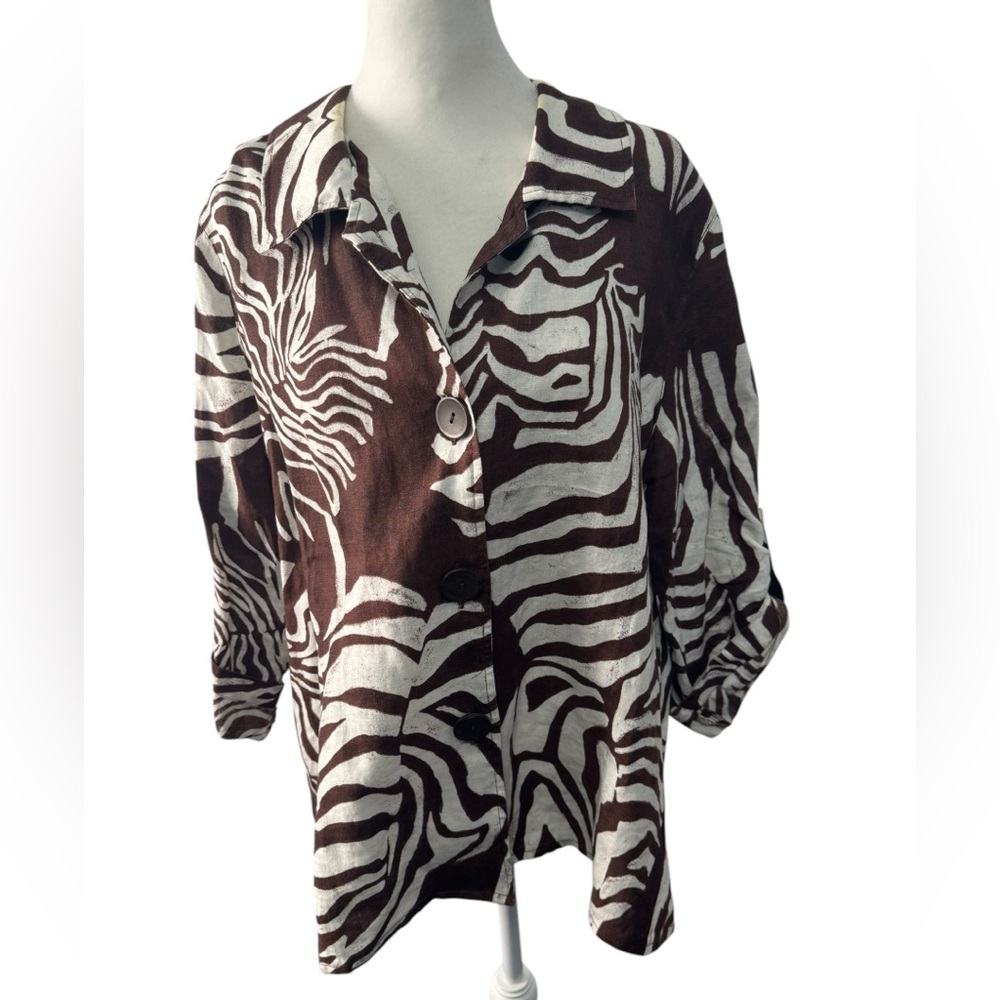Jones NY tropical leaf linen shirt with roll tab sleeves. Size M. GUC